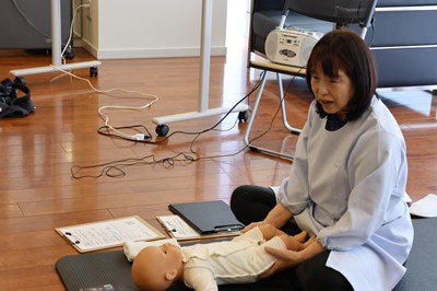 赤ちゃんの人形で解説する宇治木先生