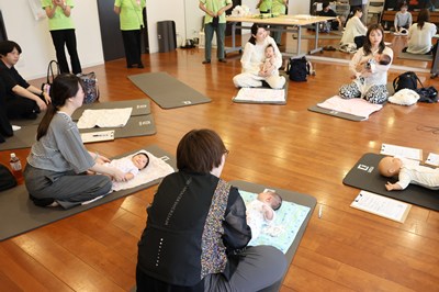 円になってレッスンを受ける親子