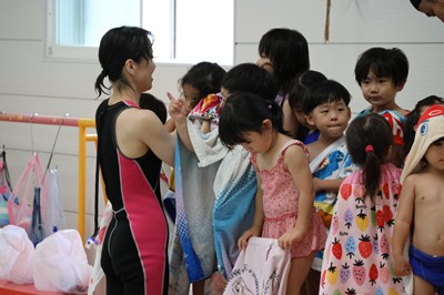タオルで体を拭く子どもたち