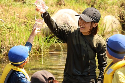 川遊びをする子どもたちと先生