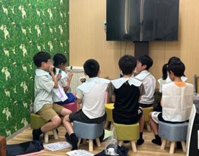 集団で歯のメンテナンスをする小学生