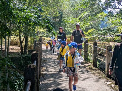 川から園に戻る先生と子どもたち