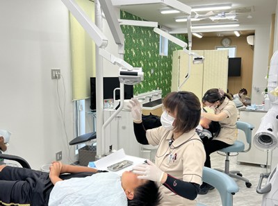 歯科メンテナンスを受ける子どもたち