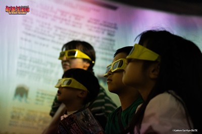最強王図鑑エアシアター360°を楽しむ子どもたち