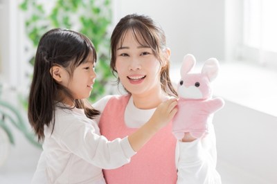 子どもの面倒を見る女性