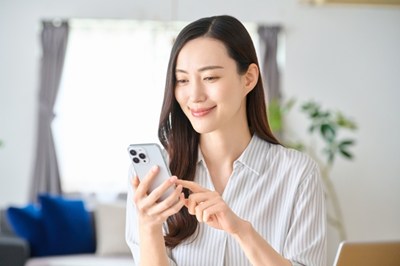 スマホでセミナーの予約をする女性