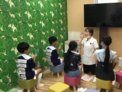 歯ブラシと鏡を持って歯磨きの練習をしている子どもたち