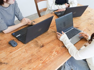 デスクでパソコンを広げるピーカブーのWEBライター