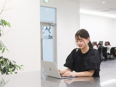 ピーカブーの八木オフィスで仕事する女性