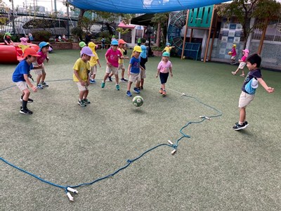 サッカーを楽しむ子どもたち