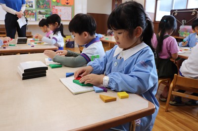 教室で机に向かう園児