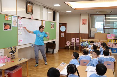 永照幼稚園の英語教諭による活動