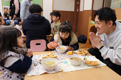 父の会のイベントに参加する父娘の親子