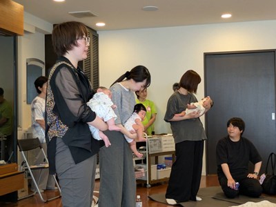 赤ちゃんを抱きかかえるママたち