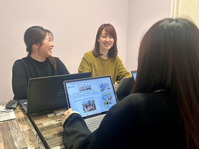 オフィスで談笑するWEBライター