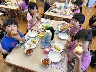 給食のパンを食べる子どもたち