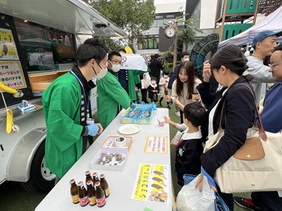 キッチンカーで飲食物を販売するお父さん