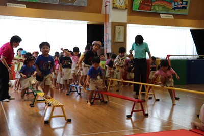 平均台に挑戦する園児たち