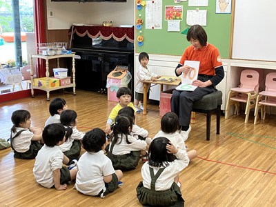 先生の前に集合して読み聞かせ