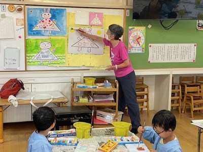 絵画教室で絵具を使う様子