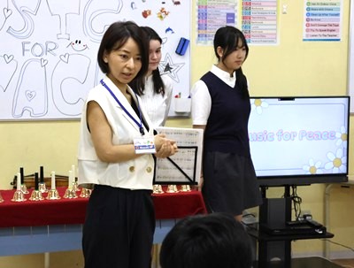子どもたちに挨拶するホフム先生
