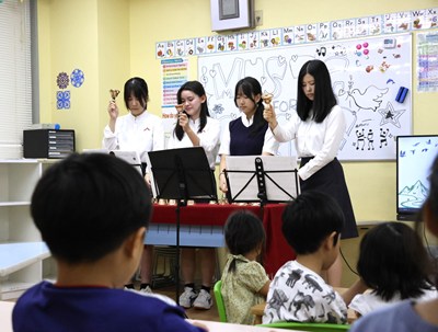 ハンドベルを演奏する高校生