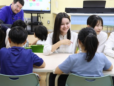 子どもたちと話す女子高生