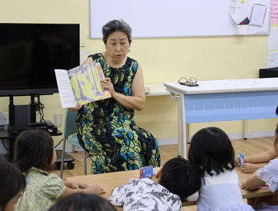 絵本を読みきかせる小松さん
