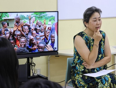 体験談を語る小松さん