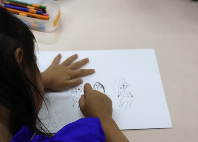 絵を描く子ども