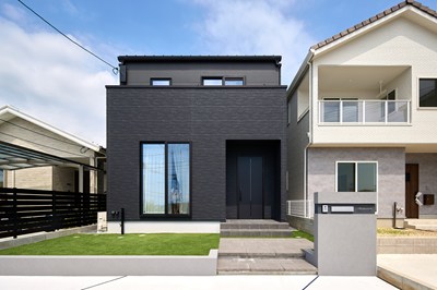 ブラックの外壁の2階建て住宅