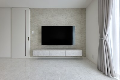 グレーの壁に取り付けられたTVとフロートタイプのTVボード