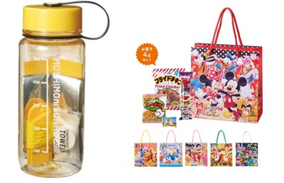グッズが入ったボトルとキャラクターバッグ入りのお菓子