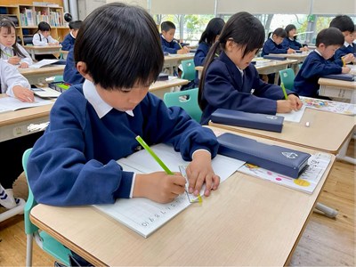 教室で学習をする子ども