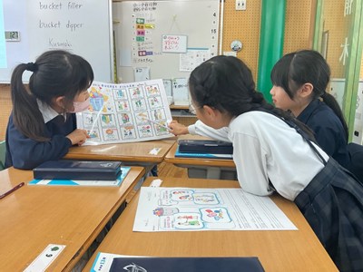 授業で相談をする子どもたち
