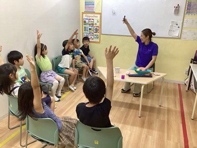 講師の問いに挙手する児童たち