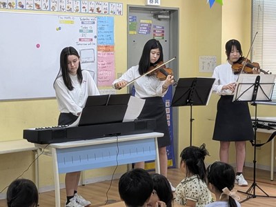 ピアノとバイオリンで演奏する女子高生