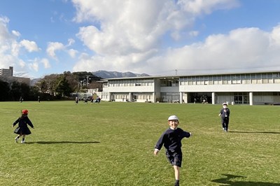 なぎさ公園小学校の校庭を走り回る子どもたち