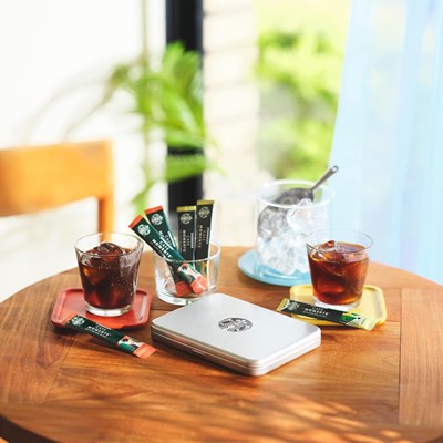 テーブルに置かれたアイスコーヒー