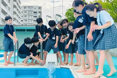 プールのそばで楽しんでいる子どもたち