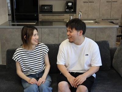笑顔で向かい合う夫妻