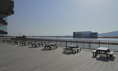 ボートレース宮島のテラス席とレース場を望む風景