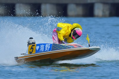 海野ゆかり選手がボートレースで水上を走る様子