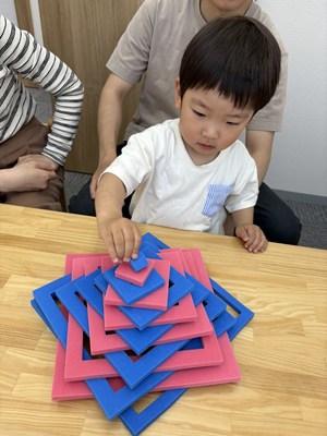 教具でタワーをつくる男の子