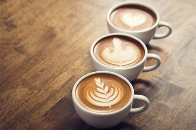 3つ並ぶホットコーヒー