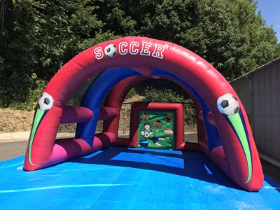 赤いエア遊具