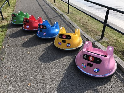 カラフルな1人乗り用遊具