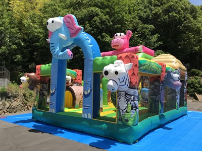 動物モチーフのエア遊具