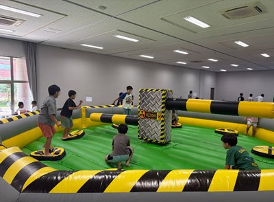 回転バーの周りに立つ子どもたち