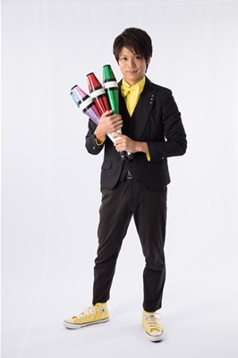 ジャグリング道具を持つ大道芸人れもん